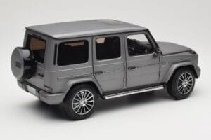 Mercedes G-Class G500 W463A Designo Platinum Magno Minichamps 1:18 B66960811 Metall — bild 3 av 8