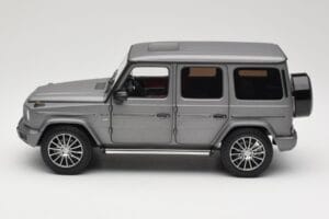 Mercedes G-Class G500 W463A Designo Platinum Magno Minichamps 1:18 B66960811 Metall — bild 4 av 8