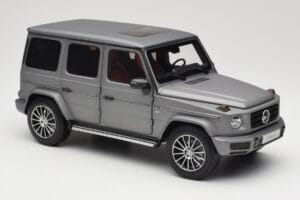 Mercedes G-Class G500 W463A Designo Platinum Magno Minichamps 1:18 B66960811 Metall — bild 6 av 8