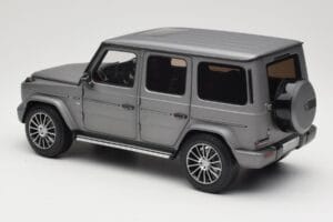 Mercedes G-Class G500 W463A Designo Platinum Magno Minichamps 1:18 B66960811 Metall — bild 7 av 8