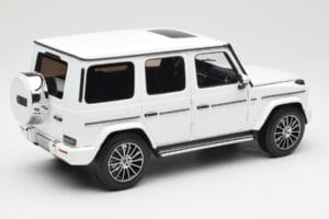 Mercedes G-Class G 500 W463A Diamond White Metallic Minichamps 1:18 113037111 Metall — bild 3 av 8