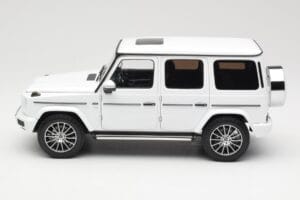 Mercedes G-Class G 500 W463A Diamond White Metallic Minichamps 1:18 113037111 Metall — bild 4 av 8