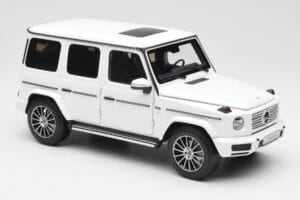 Mercedes G-Class G 500 W463A Diamond White Metallic Minichamps 1:18 113037111 Metall — bild 6 av 8