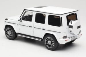 Mercedes G-Class G 500 W463A Diamond White Metallic Minichamps 1:18 113037111 Metall — bild 7 av 8