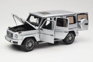 Mercedes G-Class G 500 W463A Iridium Silver Metallic Minichamps 1:18 113037112 Metall — bild 2 av 8