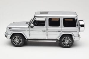 Mercedes G-Class G 500 W463A Iridium Silver Metallic Minichamps 1:18 113037112 Metall — bild 4 av 8