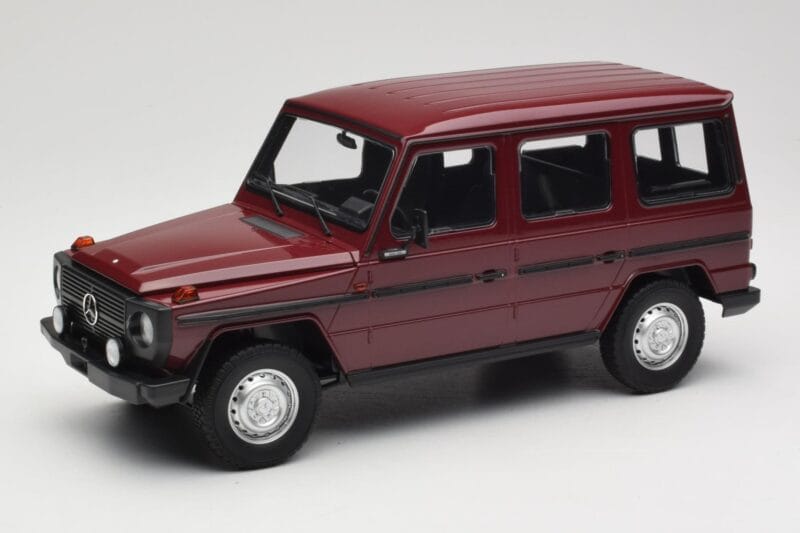Mercedes G-Class W460 LWB Mörkröd Minichamps 1:18 155038102 Metall
