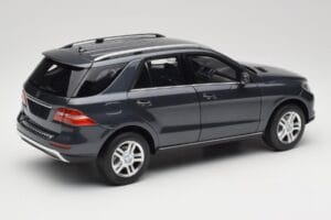 Mercedes M-Class W164 Grey Metallic Minichamps 1:18 100030100 Metall — bild 3 av 8