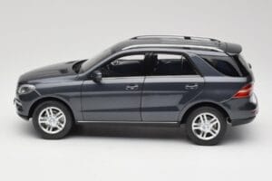 Mercedes M-Class W164 Grey Metallic Minichamps 1:18 100030100 Metall — bild 4 av 8