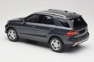 Mercedes M-Class W164 Grey Metallic Minichamps 1:18 100030100 Metall — bild 7 av 8