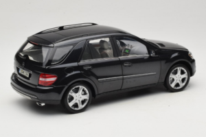 Mercedes ML W164 Obsidian Black Återförsäljar Edition Minichamps 1:18 B66962321 Metall — bild 3 av 8