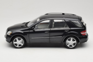 Mercedes ML W164 Obsidian Black Återförsäljar Edition Minichamps 1:18 B66962321 Metall — bild 4 av 8