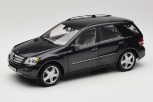 Mercedes ML W164 Obsidian Black Återförsäljar Edition Minichamps 1:18 B66962321 Metall