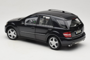 Mercedes ML W164 Obsidian Black Återförsäljar Edition Minichamps 1:18 B66962321 Metall — bild 7 av 8