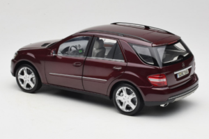 Mercedes ML W164 Red Metallic Minichamps 1:18 150034500 Metall — bild 7 av 8