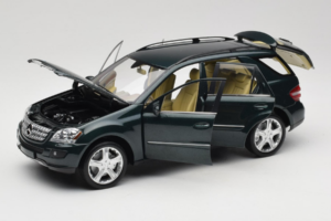 Mercedes ML W164 Green Metallic Minichamps 1:18 150034502 Metall — bild 2 av 8