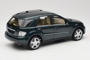 Mercedes ML W164 Green Metallic Minichamps 1:18 150034502 Metall — bild 3 av 8