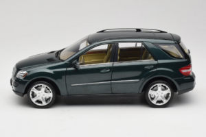 Mercedes ML W164 Green Metallic Minichamps 1:18 150034502 Metall — bild 4 av 8