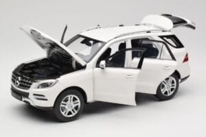 Mercedes ML W166 Vit Minichamps 1:18 100030101 Metall — bild 2 av 8