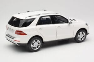 Mercedes ML W166 Vit Minichamps 1:18 100030101 Metall — bild 3 av 8