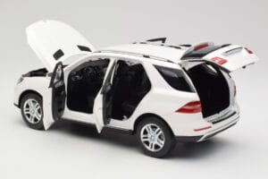 Mercedes ML W166 Vit Minichamps 1:18 100030101 Metall — bild 5 av 8
