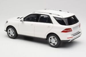 Mercedes ML W166 Vit Minichamps 1:18 100030101 Metall — bild 7 av 8