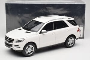 Mercedes ML W166 Vit Minichamps 1:18 100030101 Metall — bild 8 av 8