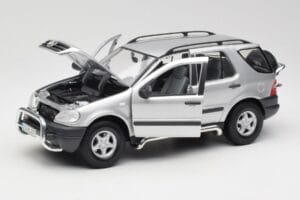 Mercedes ML320 W163 Silver Maisto 1:18 50319 Metall — bild 2 av 8