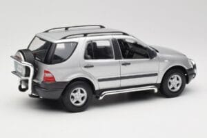 Mercedes ML320 W163 Silver Maisto 1:18 50319 Metall — bild 3 av 8
