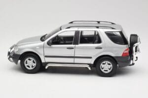 Mercedes ML320 W163 Silver Maisto 1:18 50319 Metall — bild 4 av 8