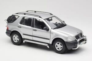 Mercedes ML320 W163 Silver Maisto 1:18 50319 Metall — bild 6 av 8