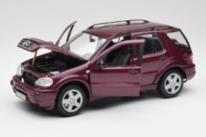 Mercedes ML55 AMG W163 Lila Maisto 1:18 31876 Metall — bild 2 av 8
