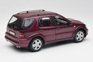 Mercedes ML55 AMG W163 Lila Maisto 1:18 31876 Metall — bild 3 av 8