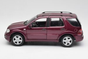 Mercedes ML55 AMG W163 Lila Maisto 1:18 31876 Metall — bild 4 av 8