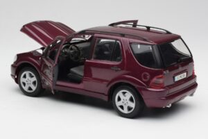 Mercedes ML55 AMG W163 Lila Maisto 1:18 31876 Metall — bild 5 av 8