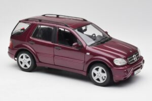 Mercedes ML55 AMG W163 Lila Maisto 1:18 31876 Metall — bild 6 av 8