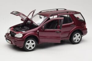 Mercedes ML55 AMG W163 Röd Maisto 1:18 50348 Metall — bild 2 av 8