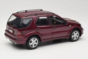 Mercedes ML55 AMG W163 Röd Maisto 1:18 50348 Metall — bild 3 av 8