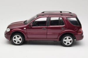 Mercedes ML55 AMG W163 Röd Maisto 1:18 50348 Metall — bild 4 av 8