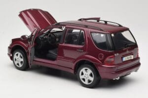 Mercedes ML55 AMG W163 Röd Maisto 1:18 50348 Metall — bild 5 av 8