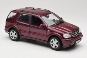 Mercedes ML55 AMG W163 Röd Maisto 1:18 50348 Metall — bild 6 av 8