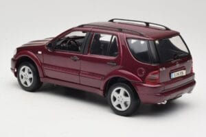 Mercedes ML55 AMG W163 Röd Maisto 1:18 50348 Metall — bild 7 av 8