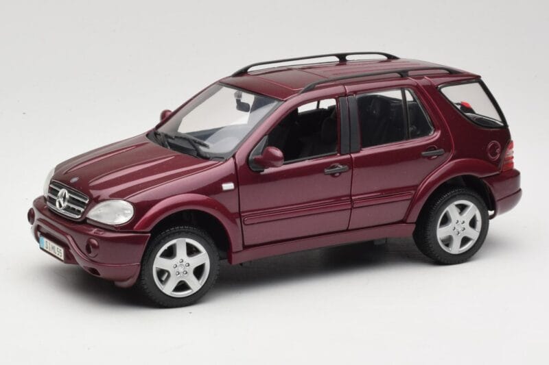 Mercedes ML55 AMG W163 Röd Maisto 1:18 50348 Metall