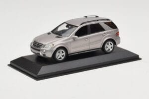 Mercedes ML63 AMG W164 Grå Metallic Minichamps 1:43 400034570 Metall — bild 2 av 4