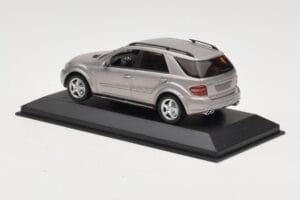 Mercedes ML63 AMG W164 Grå Metallic Minichamps 1:43 400034570 Metall — bild 3 av 4