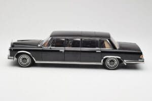Mercedes 600 Pullman W100 Svart AUTOart 1:18 76197 Metall — bild 4 av 8