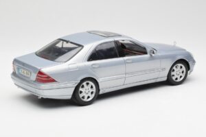Mercedes S-Class W220 Ljusblå Maisto 1:18 56050 Metall — bild 3 av 8