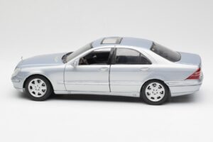 Mercedes S-Class W220 Ljusblå Maisto 1:18 56050 Metall — bild 4 av 8