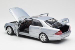 Mercedes S-Class W220 Ljusblå Maisto 1:18 56050 Metall — bild 5 av 8