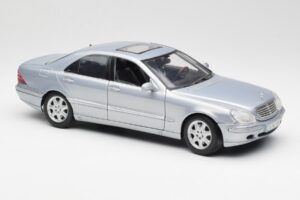 Mercedes S-Class W220 Ljusblå Maisto 1:18 56050 Metall — bild 6 av 8